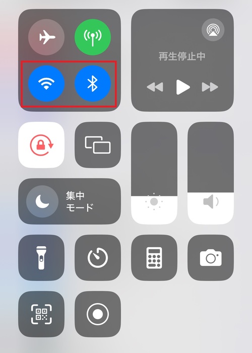 コントロールセンターを開き、BluetoothとWi-Fiのアイコンが青色になっていれば、接続設定がオンになっています