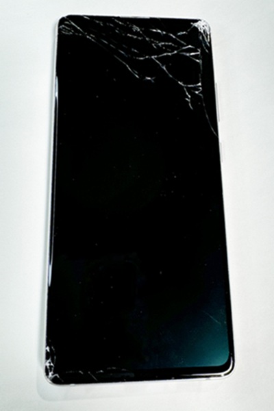 iPhone 重度の画面割れ